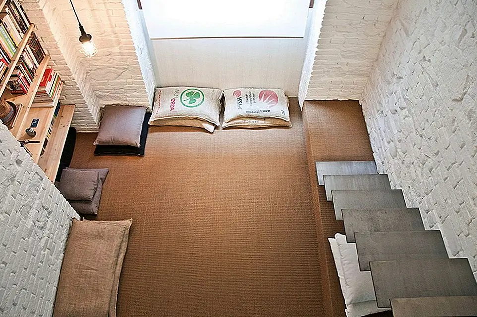 Они создали квартиру с двумя различными уровнями. В нижней части расположены гостиная, рабочая зона, кухня и главная ванная комната, а в мансарде - спальня. Довольно практичный способ разделения функций и социальных сфер от частных.