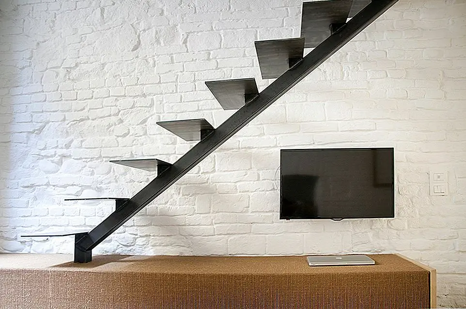 Спальня лофта больше спящего уголка или ниши. Там есть только непрозрачная стена занавеса, отделяющая ее от остальной части квартиры. Кровать сидит на платформе со встроенным хранилищем под ним, а декор представляет собой сочетание скандинавского минимализма и деревенского очарования. Отличный способ скрыть кровать, получить дополнительное пространство и сэкономить место одновременно.