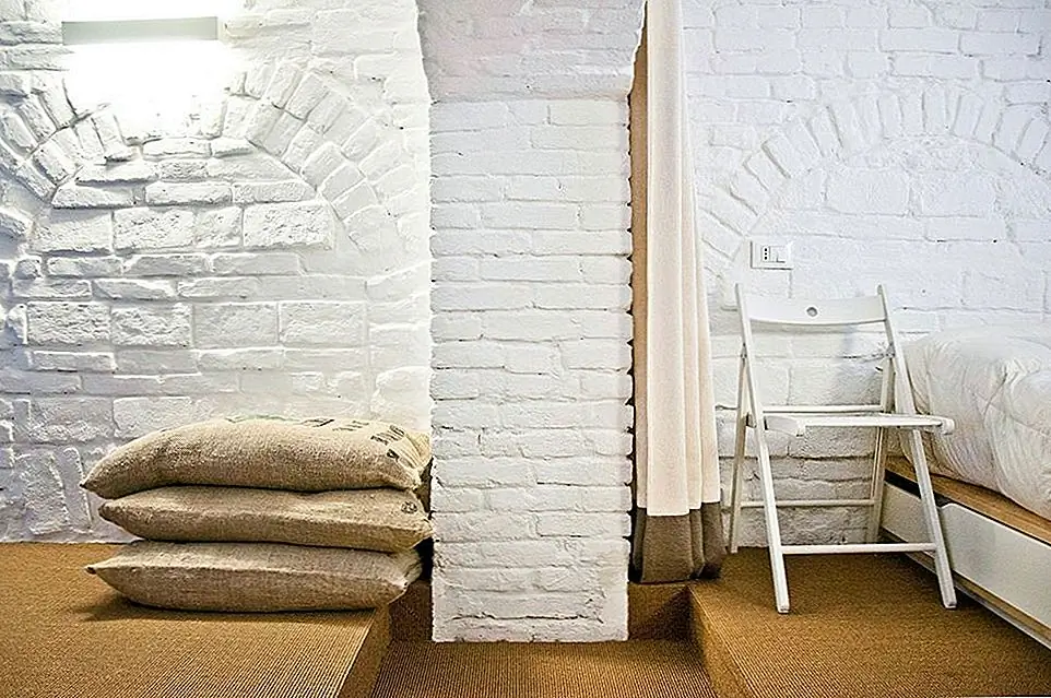 На кухне также есть занавес. Он включен в нишу, и он в полной мере использует каждый уголок, угол и угол.