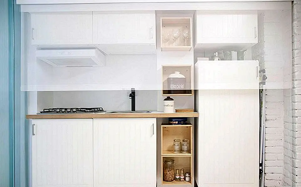 Как и ожидалось, ванная комната крошечная, но, тем не менее, она кажется довольно просторной и воздушной, и здесь действительно ничего не пропало. Стеклянный душ никоим образом не мешает комнате.