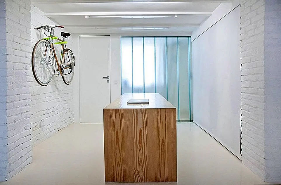 Команда воспользовалась высотой квартиры, чтобы удлинить жизненное пространство. Но самое сложное и сложное дело касалось того факта, что на двух противоположных концах квартиры было всего два маленьких окна. Чтобы естественный свет прошел и стал частью пространств, найденных в центре, команда решила использовать стеклянную дверцу для разделения пространств.