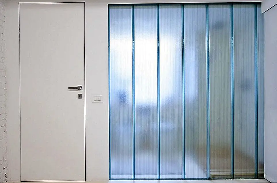 Кроме того, у всей квартиры есть цветовая палитра, в основном на основе белых и светлых оттенков. Два окна также были увеличены. Тогда возникла еще одна проблема: большая и массивная мебель переполнила бы узкое пространство, поэтому архитекторы придавали жилую площадь платформу.