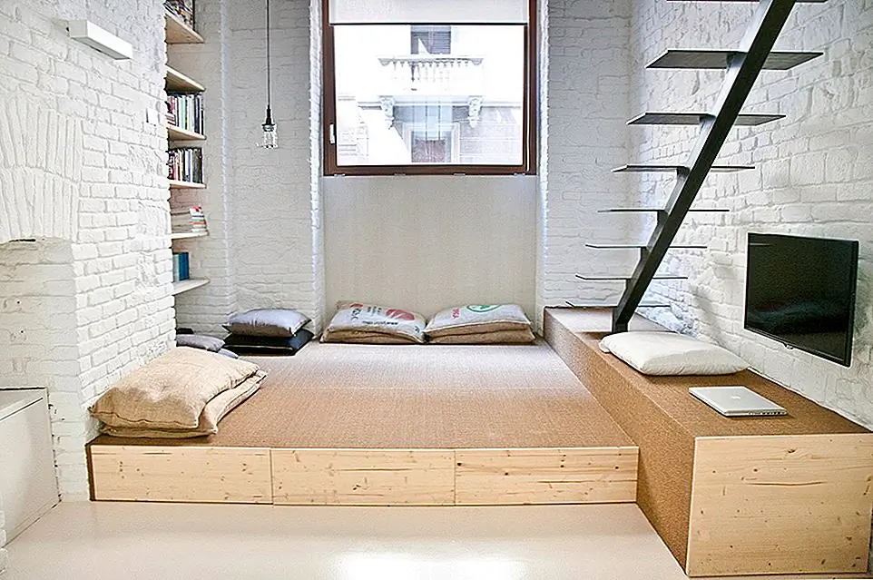 Атмосфера стала уютной и непринужденной, а также было достаточно места для хранения под ней, и нет необходимости в дополнительной мебели, кроме некоторых открытых полки.