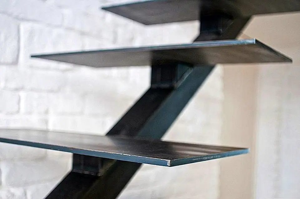 Он был тщательно встроен в платформу, которая образует жилое пространство.