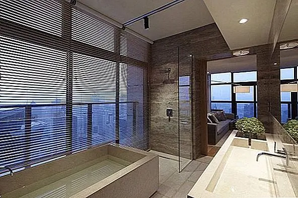 Другим впечатляющим элементом является бассейн, который окружает пентхаус. Полупрозрачная стеклянная перегородка обеспечивает плавный переход между этими пространствами. Между первым и вторым этажами находится переходное пространство. Лестница, соединяющая эти пространства, имеет скульптурный дизайн с прекрасными деталями. {Найден в архиве}.