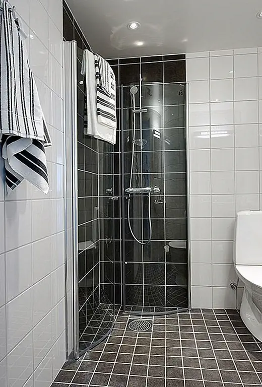 Жилая площадь является частью открытого этажа. Он имеет белые стены и рисовые полы, а также диван, кресло и медиа-блок. Одна из стен в этой комнате побелена и дает всему пространству деревенское и привлекательное ощущение. Кухня просторная и имеет большое пространство для хранения и рабочие пространства. В нем есть белые шкафы, в отличие от черных деталей и светло-серых полов. Он оснащен всем необходимым. Стена напротив кухни ведет к двум балконам. {Найден на alvhemmakleri}.