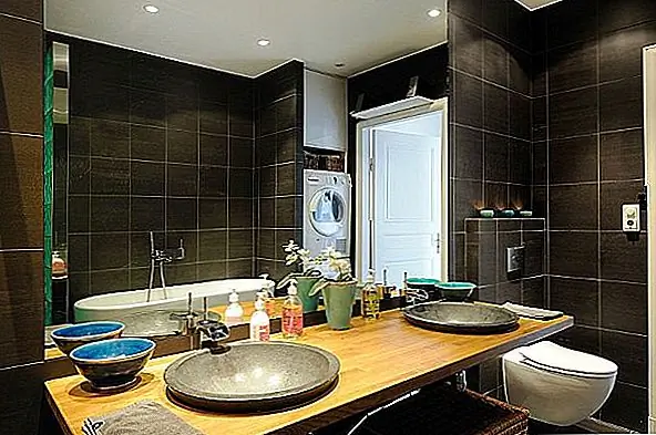 Ванная комната с прилегающей сауной также сразу привлекает внимание, поскольку она украшена контрастной черной цветовой гаммой. Черные черные плитки, установленные на полу, а также стены, дополнены современными раковинами черного цвета и светильниками из нержавеющей стали. В доме также есть специальная комната, предназначенная для ребенка семьи, и была удивительно оформлена с нетронутым белым цветом и ярким оттенком розового тона. {Found on vasastansmaklarna}