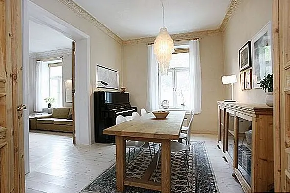 Высокие потолки квартиры и белые лакированные двери были освещены благодаря использованию светильников и люстр в скандинавском стиле, чтобы заполнить комнату большим количеством света. Для одевания больших окон использовались чистые шторы, изготовленные из нетронутой белой ткани. Различные картины и произведения искусства также были повешены на стенах с белой краской, чтобы завершить дизайн и добавить личный контакт с домом. {Found on scandinavianretreat}