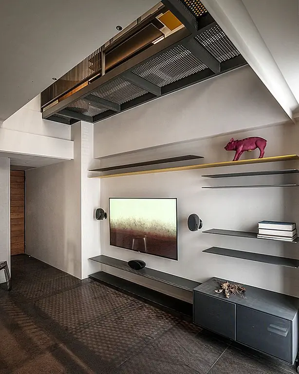 Весь дизайн интерьера этой квартиры площадью 129 кв. М был вдохновлен хобби и личностями владельцев. Они любят ездить на велосипеде и читать, и эти два тематики были объединены, чтобы создать набор плавающих полок в гостиной, где хранятся книги, предметы коллекционирования, а также велосипед. На самом деле есть настенная велосипедная стойка, которая вполне естественно вписывается в декор.