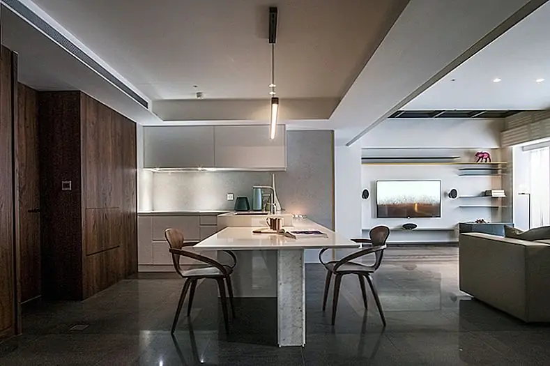 Все, что мы упоминали до сих пор, было сделано при сохранении очень простого подхода к проектированию, определяемого линейностью. Декор и макет очень жидкие и гармоничные, цвета нейтральны, используемые материалы просты, и все же квартира вообще не выглядит мейнстримом. Это все причудливые элементы, такие как выставленный на велосипеде велосипед или полки и стойки для дисплеев, которые расширяются за потолок и фильтруют свет сквозь металлические сетчатые экраны, которые обеспечивают уникальность и красоту этого пространства. Там также очень приятное разделение элементов, которые обеспечивают баланс и гармонию во всем.