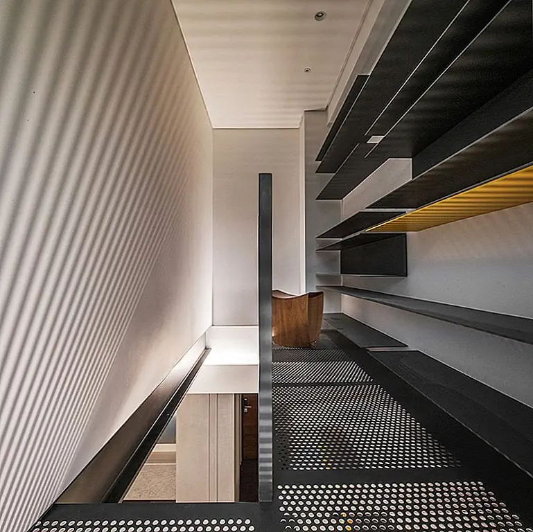 Социальные пространства все связаны и образуют объем открытой планировки с хрустящими фонарами, кафельным полом и случайными металлическими и деревенскими акцентами. Спальня - это отдельное пространство. Он имеет минималистский стенной блок, деревянный пол и декор, который по-прежнему прост и все же очень уютный и удобный.