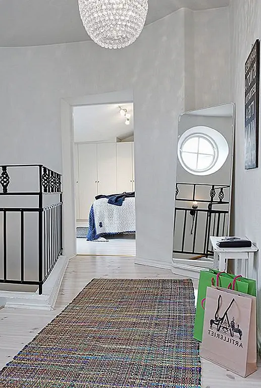 Кроме того, каждая комната имеет оттенок цвета, даже если это только в виде украшения стены растения. Питомник, безусловно, самый яркий. Тем не менее, он сохраняет общую простоту, наблюдаемую в других комнатах. В нем есть разноцветный коврик и куча красочных игрушек, распространяющихся по всей комнате. Спальня также смелее, чем общие помещения. Синие постельные принадлежности, старинная мебель и даже этот серый коврик способствуют новой, но уютной атмосфере. {Найден на Alvhem}.