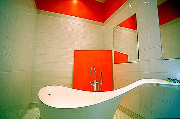 В этой квартире собралось много исторических деталей, и их стоило сохранить. Мы говорим о таких вещах, как шкафы и камины, которые в конечном итоге были сохранены. Но для того, чтобы пространство казалось современным и свежим, часть мебели была заменена чем-то более простым и ярким, а стены были перекрашены, а некоторые новые детали и украшения были добавлены. Результатом является сочетание художественных и исторических элементов, которые кажутся действительно счастливыми вместе. {Found on nytimes}