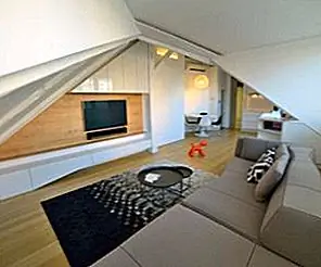 Чердачный семейный дом с скрытыми уголками и умным хранилищем