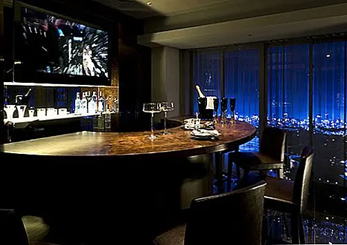 Внутренний декор хорошо сбалансирован. Жилая площадь - это большое пространство, в котором доминируют виды. Он имеет окна от пола до потолка с одной стороны, а зона отдыха с диваном находится там стратегически, так что пользователи могут любоваться видами во время отдыха или просто быть там. Атмосфера и атмосфера в квартире очень приятные и тихие. Весь декор спроектирован так, чтобы быть удобным и отвечать потребностям пользователя. Ванная комната, например, имеет встроенный телевизор, и все номера подключены к улице.