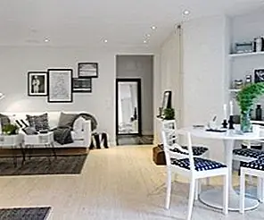 Небольшая, белая квартира с черными акцентами и современной мебелью