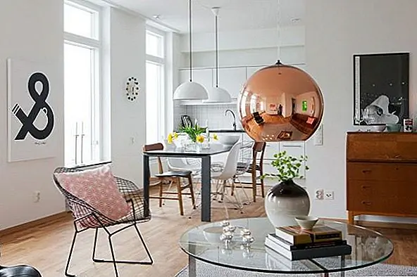 Подвесной подвесной светильник в гостиной - фокус этой конкретной области и всей комнаты. Его блестящая, глянцевая отделка и простой, но интригующий цвет делают его идеальным выбором для сбалансирования декора.