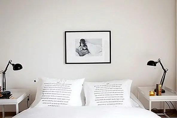 Спальня выглядит очень просто, с цветовой палитрой в основном на основе оттенков на белом, сером и черном с золотыми и желтыми акцентами. Это обеспечивает спокойную и расслабляющую атмосферу со случайными всплесками энергии.