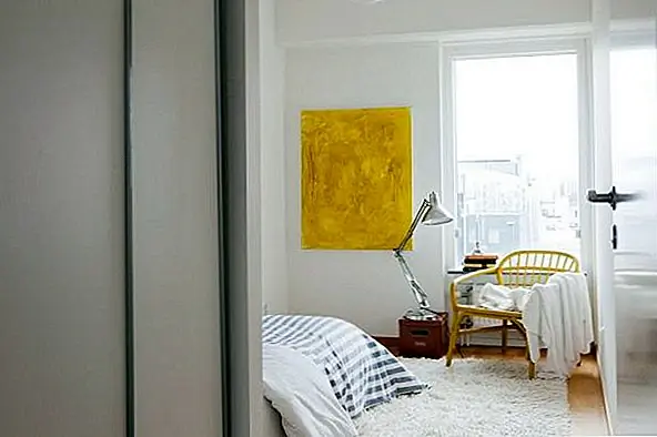 Желтая живопись, представленная здесь, представляет собой просто взрыв цвета, предназначенный для нарушения монотонности декора. Желтый - очень веселый цвет, поэтому его присутствие здесь обеспечивает энергию и динамизм в пространстве.