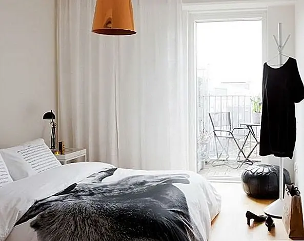 В спальне также есть небольшой балкон. Это крошечный, но там достаточно места для сиденья и небольшого столика. Какой лучший способ начать утро, чем с глотком свежего воздуха? {Найден на бо-лагере}.