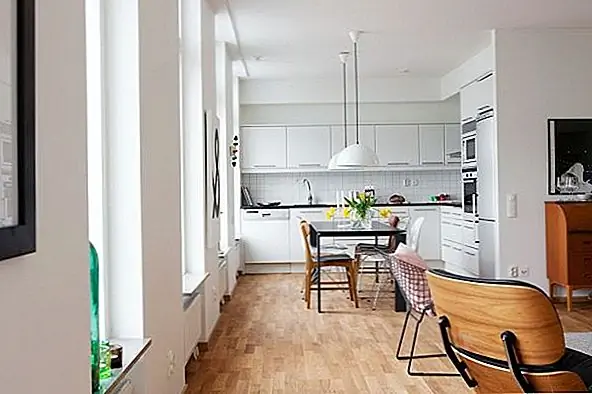 Этот открытый план этажа чувствует себя очень ярким и воздушным, и на самом деле это связано с тем, что есть так много окон. Все они пускают тонны естественного света, и они создают блеск стен, а цвета акцентов выделяются еще больше.