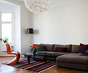 Классически красивые апартаменты с оранжевыми стульями