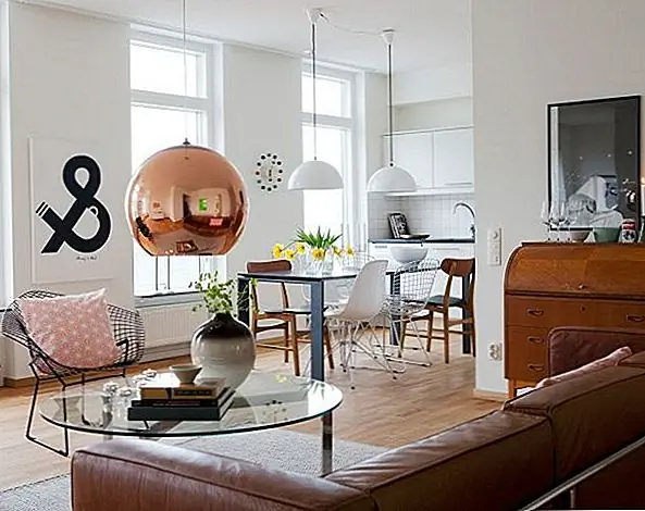 Breezy White And Gold Акценты встречают в классически красивой квартире