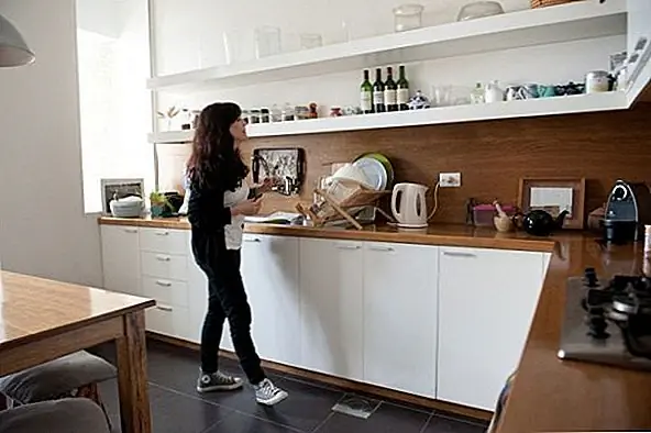 И Кэролайн, и ее муж работают из дома большую часть времени. Тем не менее, квартира действительно большая, и каждый из них имеет собственное пространство. Они иногда работают вместе, и у них даже есть общий проект. В этой квартире много уникальных элементов, но то, что художник ценит больше всего, - это ее негативы и слайды. Там также отличная библиотека и множество безделушек, которые делают ее личной. Несмотря на то, что им действительно нравится эта квартира, Кэролайн и ее муж планируют двигаться в меньшем месте, что позволит им быть более гибкими. Прочитайте интервью с Кэролайн и посмотрите больше фотографий на Freunde von freunden.