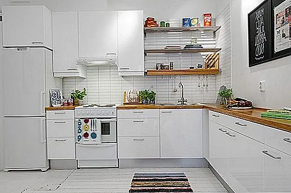 Ванная комната небольшая. Это пространство, которое также разделяет гостиную и кухню / столовую, и к ней можно добраться из коридора. Что касается дизайна интерьера, квартира небольшая, но воздушная и шикарная. Стены белы повсюду, а также потолки.