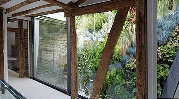 Квартира очень просторная. Он был создан путем объединения 12 комнат горничных, найденных на этих двух уровнях. Результатом стал этот трехкомнатный дуплекс с просторными номерами и очень очаровательным интерьером. Во время реконструкции архитектор попытался сохранить очарование этого старого здания, поэтому большинство оригинальных функций были включены в новый дизайн. Именно поэтому это не похоже на любую другую современную квартиру. У этого есть оригинальные стены известняка и дубовые балки, и большинство элементов, которые были добавлены во время обновления, предназначались, чтобы выявить красоту квартиры и укрепить ее характер. Это действительно уникальное пространство и очень очаровательный семейный дом с большим характером.