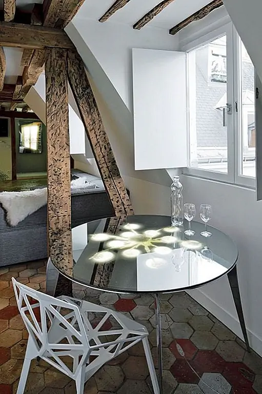 Вы можете увидеть, что он очень шикарный и стильный, но в нем нет характеристик типичной современной квартиры. Это не минимализм, но это просто и очень шикарно. Дуплекс площадью 1500 кв. Футов прошел ряд серьезных изменений. Например, у него теперь есть стеклянный пол над обеденной зоной. Эта функция предназначалась для приведения света в нижний уровень, но также для соединения двух пространств.