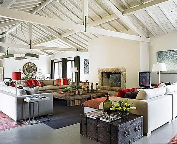 Очаровательная комбинация деревенской мебели и современных текстур в Португалии