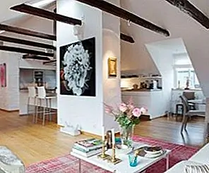 Шикарная мансарда с красочным интерьером и открытыми балками