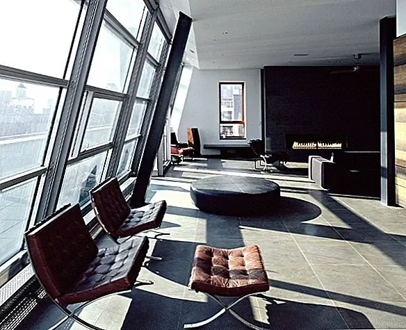 Этот чердак расположен на восьмом этаже и является иллюстрацией современного дизайна интерьера. Прежде всего, в нем нет комнат как таковых. Они больше похожи на открытые пространства, перекрывающиеся друг с другом. Вы знаете, что это столовая, потому что вы используете ее как столовую, а не потому, что для этого есть стены и мебель. Все место открыто и везде есть стекло, что дает вам ощущение свободы и пространства.