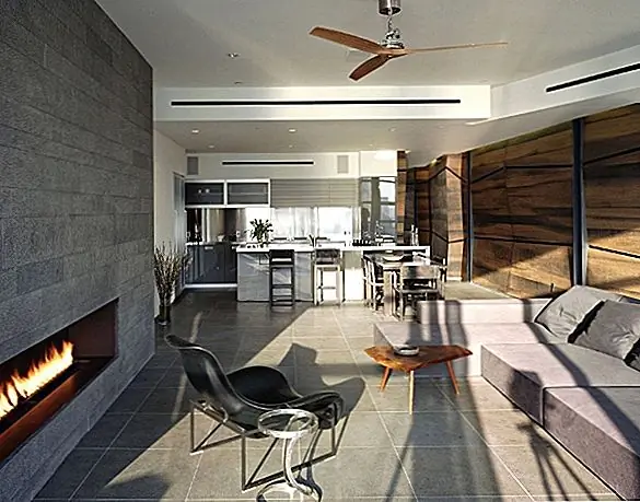 Все комнаты покрыты плиткой, которые вы можете видеть как на полу, так и на стене - тоже, как в ванной комнате. Тем не менее, холодность плитки очень хорошо сочетается с теплом древесины, так как есть деревянные панели и полы, а также вся мебель сделана из дерева. Он сохранил естественный цвет дерева, что делает всю картину уютной.