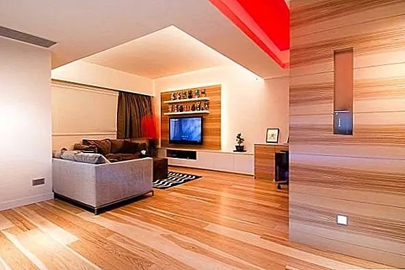 Кухня и ванная комната - это единственные комнаты с полами из песчаника, но у них есть стены, сделанные из аналогичных деревянных панелей, хотя и в разных оттенках. Столовая ожидает, что вы подадите свои блюда по аналогии с офисным столом и посидите на стуле, который, кажется, из банка, чтобы дать вам представление о новом противостоянии лесу во всем мире. Диван в гостиной похож на деревянную текстуру, а шторы темно-коричневого цвета для небольшого контраста.