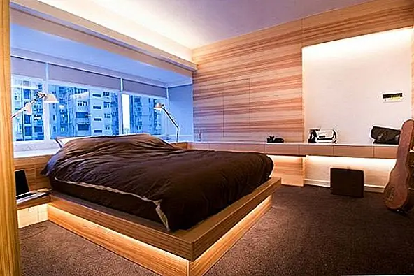 В спальне также есть соответствующие оттенки, и даже платформа для кроватей изготовлена из аналогичных материалов и включает в себя установку ширины кровати и кровати. Если вы внимательно присмотритесь, есть также скрытый шкаф рядом с кроватью, которая кажется только стеной. Вся квартира сделана, пытаясь скрыть все приборы, чтобы лучше всего использовать пространство.