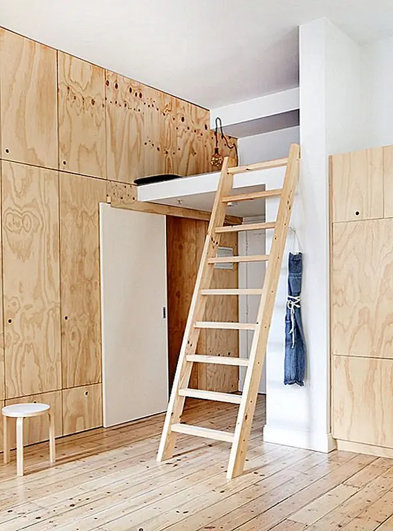 Функциональность играла ключевую роль в дизайне этого пространства. Частично это объясняется тем, что везде есть сырье. Минимализм определяет номера, а также свежий декор. Зеленые растения дополняют древесину, а также добавляют цвет в комнаты. Есть также другие смелые цвета по всей квартире в виде деталей акцента или украшений. Из-за цветовой комбинации ванная комната контрастирует с остальной частью пространства. Золотые акценты, безусловно, интересны. {Найден на фирменных рисунках и изображениях Шона Фенсени}.