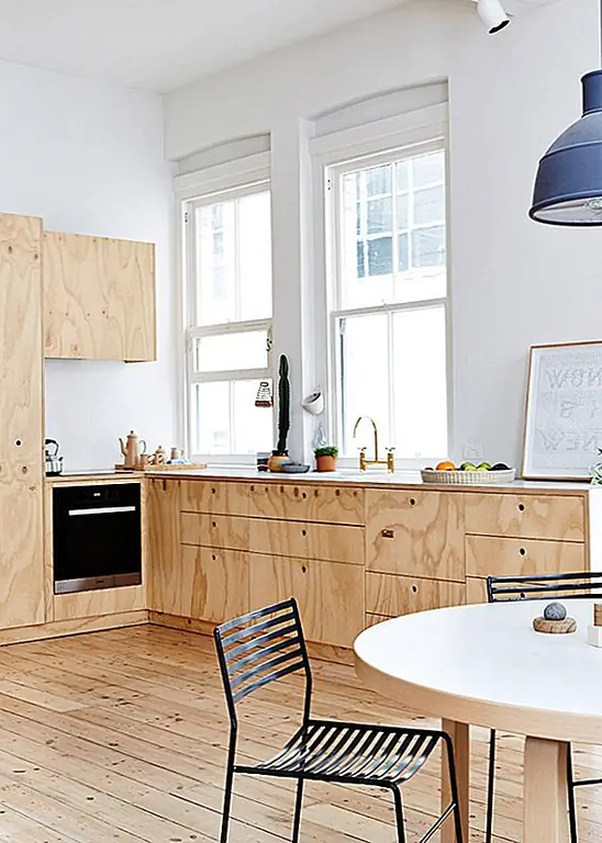 Уютная квартира в Мельбурне с белыми стенами и деревянной мебелью