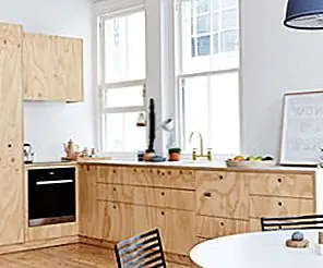 Уютная квартира в Мельбурне с белыми стенами и деревянной мебелью