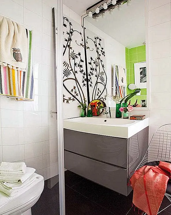 Это центральное расположение диктовало декор, который подходит для пространства. в результате было выбрано современное влияние. Квартира была спроектирована как уютное и привлекательное место, где владельцы могли провести время с друзьями и гостями в целом. Декор был также разработан, чтобы быть гибким и многофункциональным, как и большинство современных пространств. {Найден на micasarevista}.