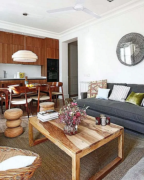 В апартаментах есть дубовый паркет шириной 20 см. Все стены оштукатурены и отделаны акриловой краской в теплом оттенке грибов. Несмотря на то, что внутренняя структура была преобразована, столярные изделия были в основном сохранены. В квартире появились новые функции, такие как подвесные светильники и мебель. Деревянные светильники - очень интересные и красивые детали. {Найдены на micasarevista}.