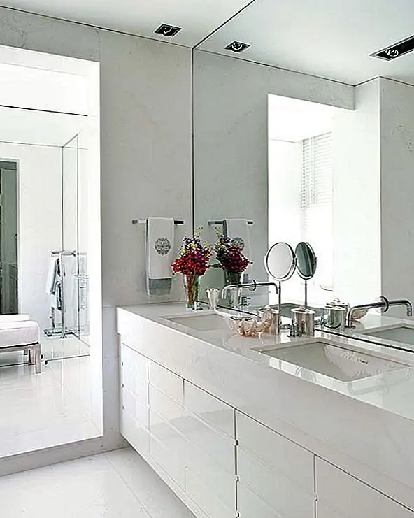 Нейтральные оттенки бежевого и в сочетании с тонами синего цвета для более привлекательного визуального контраста. В апартаментах есть светлые дубовые полы, что делает его особенно привлекательным и уютным, а также способствует элегантному декору. В квартире также есть красивая терраса. Из отеля открывается панорамный вид на красивый пейзаж, а также прекрасное место для отдыха. На террасе есть более непринужденный декор с теплыми деревянными тонами и оттенками светло-голубого. {Найден на nuevo-estilo}.