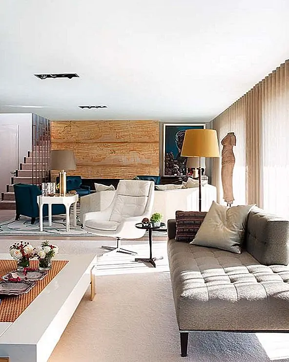 Нет ярких ярких цветов, таких как красный, зеленый или желтый. Вместо этого использовались оттенки коричневого, бежевого, кремового и иногда синего. Даже несмотря на то, что цвета трезвы, безупречная отделка и чистый и простой дизайн делают квартиру яркой и очень стильной.