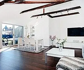 Стильная квартира в пентхаусе со сказочным деревенским интерьером