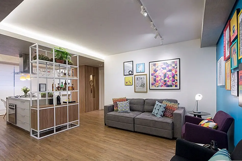 Особенно интересной частью квартиры является кухня и столовая. Все находится в идеальной синхронизации, и между этими двумя функциями нет четкого разделения.