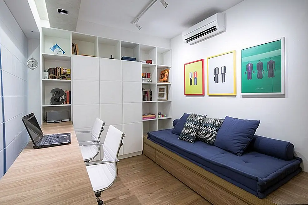 В спальне тоже нет недостатка. Изголовье со встроенными тумбочками - это, безусловно, стильная и современная деталь, но, возможно, самый интересный элемент лежит за этими раздвижными стеклянными дверями. Там вы найдете небольшой гардероб с большим зеркалом и хранилищем для всего.