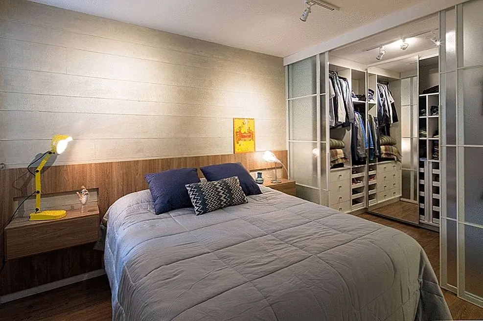 Прачечная была крошечной, и здесь основное внимание уделялось функциональности. Крючки и полки содержат все чистящие средства и инструменты, и нет места для чего-либо еще, учитывая наличие приборов и раковины.