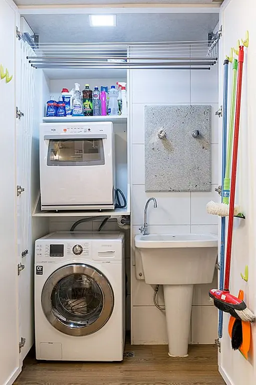 Пространства для ванной комнаты, однако, как глоток свежего воздуха. Поп желтый, здесь немного бирюзы, и так же, как и в этом, атмосфера остается свежей и яркой, даже если пространство мало. Большие зеркала и стеклянные разделители определенно помогают поддерживать этот внешний вид.