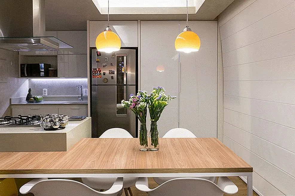 Подвесные светильники координируются с креслами Eames DSW, которые представлены здесь как в белом, так и в желтом цвете. Их классический и вневременной дизайн делает их идеальным выбором для этого типа универсального и жидкого дизайна интерьера.